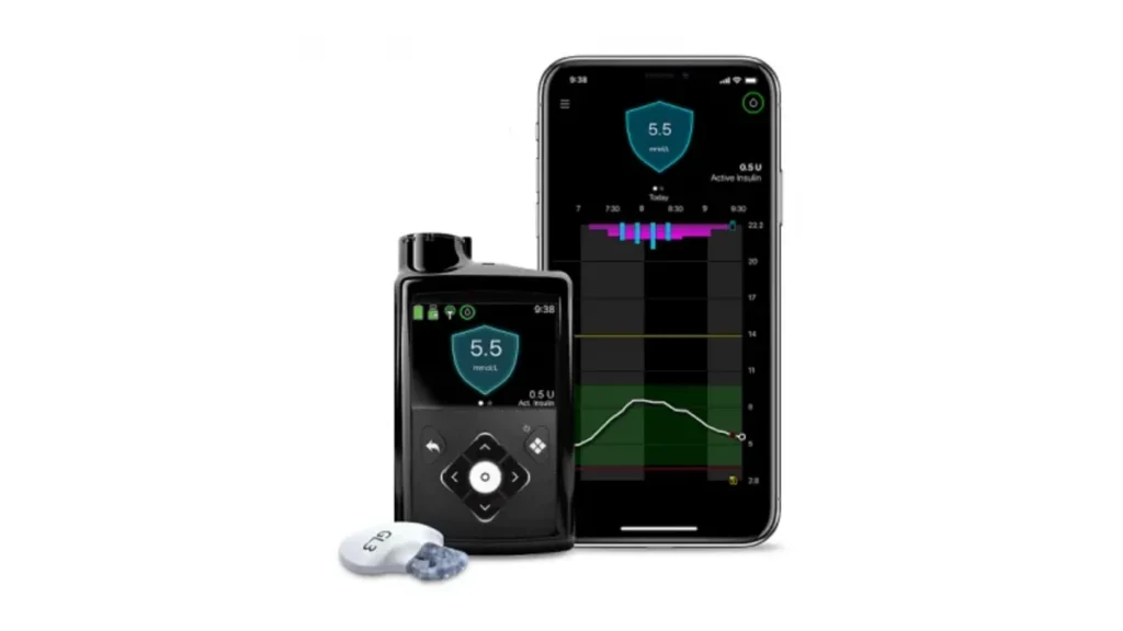 Bomba de insulina MiniMed 780G ao lado do celular com o aplicativo de glicose
